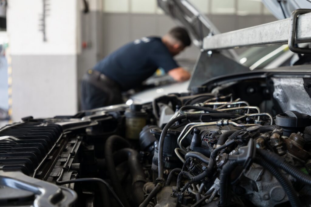 Blick in einen Motorraum während der Arbeit in der Werkstatt