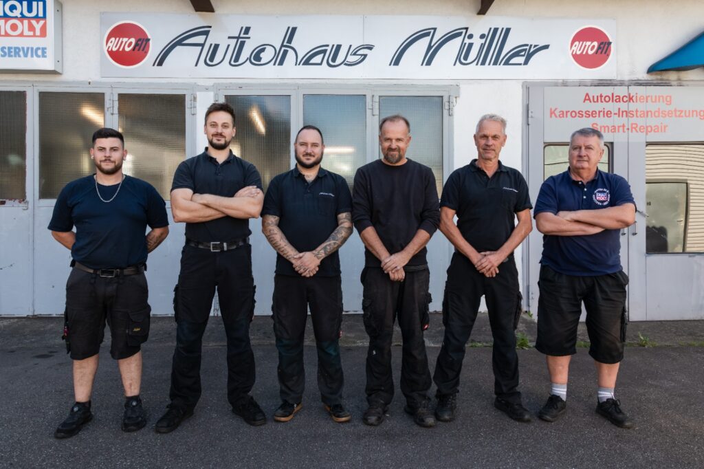 Das Team von Autohaus Müller-Wolpert vor dem Betriebsgebäude