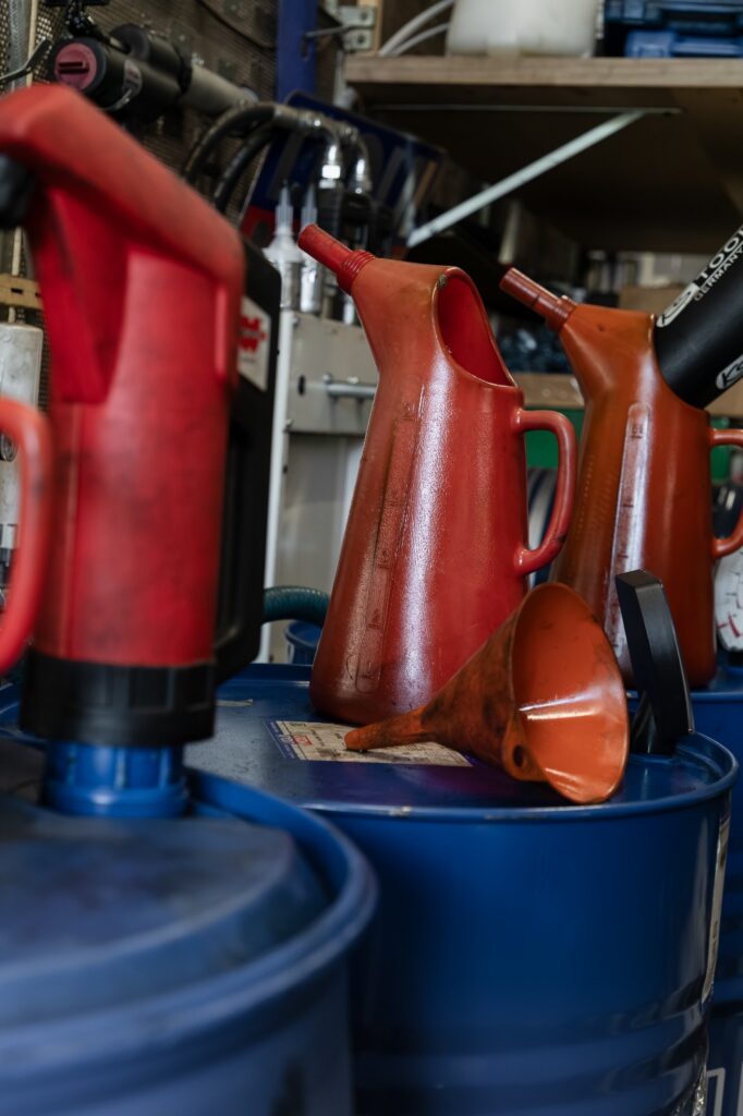 Ölkannen und Ölbehälter in der Werkstatt