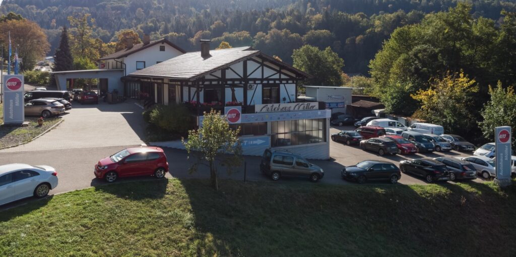 Einfahrt und Betriebsgebäude von Autohaus Müller-Wolpert