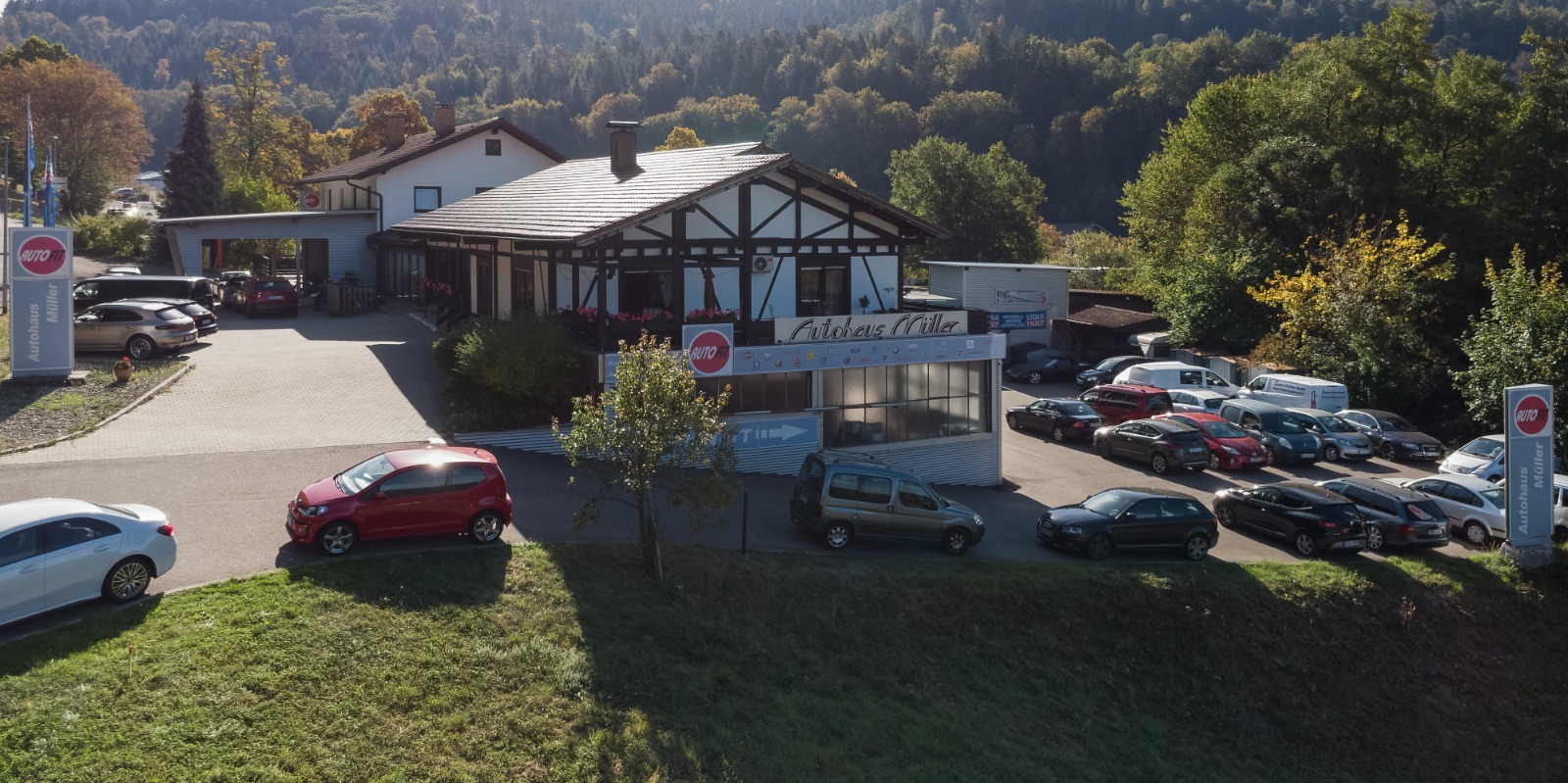 Einfahrt und Betriebsgebäude von Autohaus Müller-Wolpert