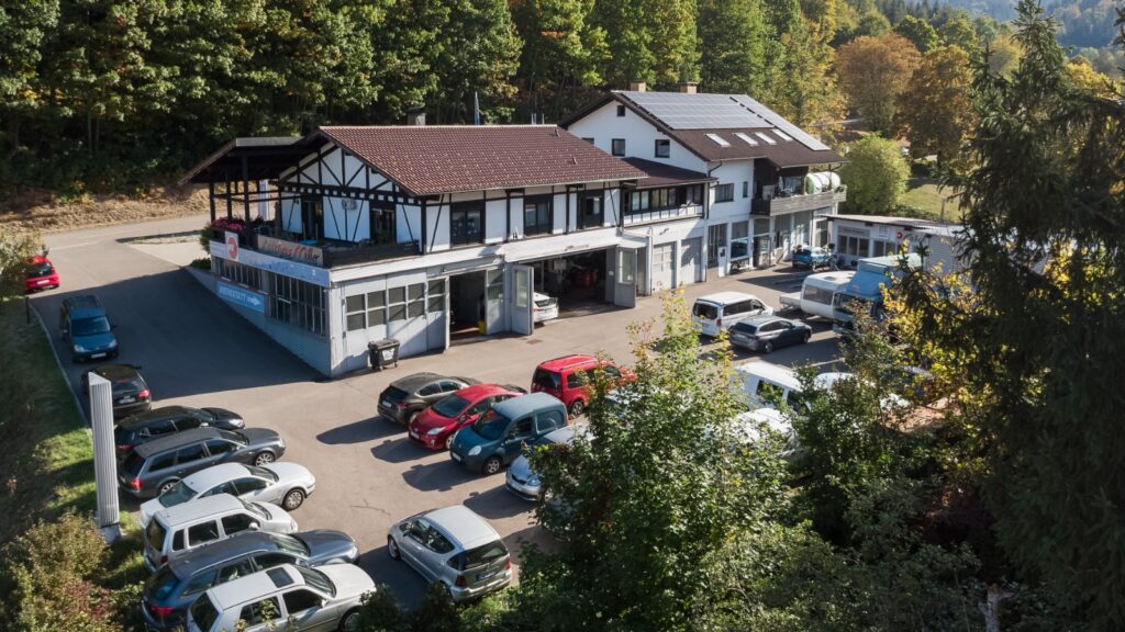 Überblick über Betriebsgebäude und Werkstatthof von Autohaus Müller-Wolpert